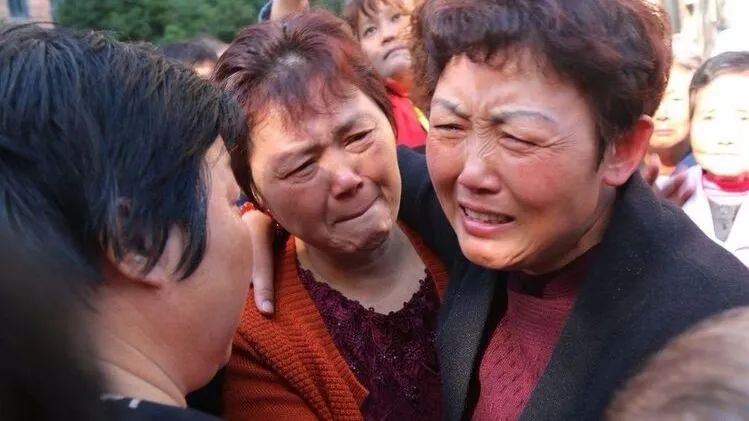 47年前，滴哭中与家人分散，47年后哭泣中与家人团聚！|家人|哭泣|养父母_新浪新闻