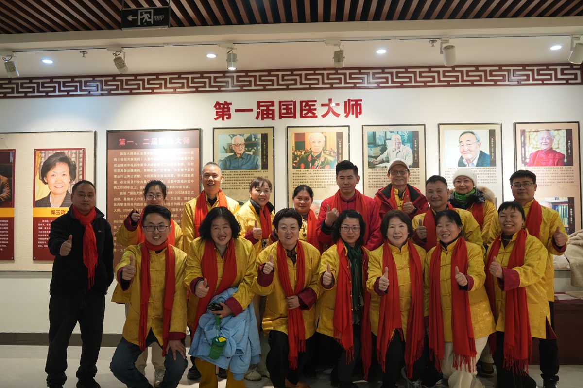 古今老师带领学员们前往张仲景展览馆，缅怀医圣张仲景