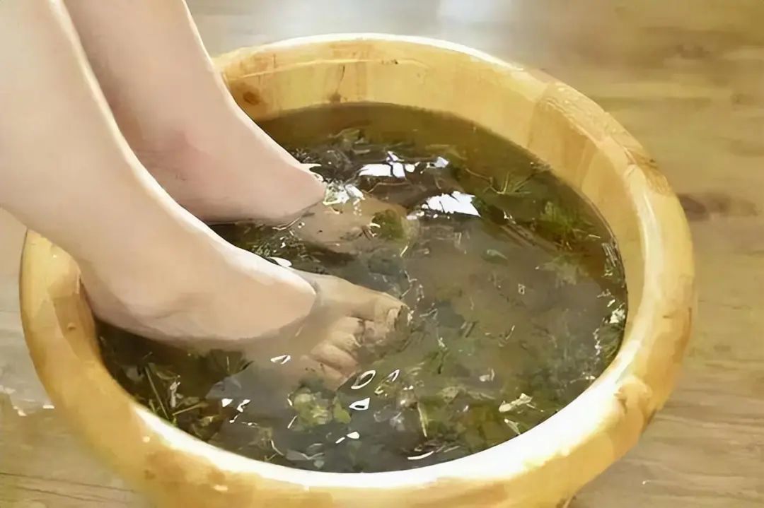 经常在睡前用艾叶泡脚的人，*怎么样了？5个好处或不请自来